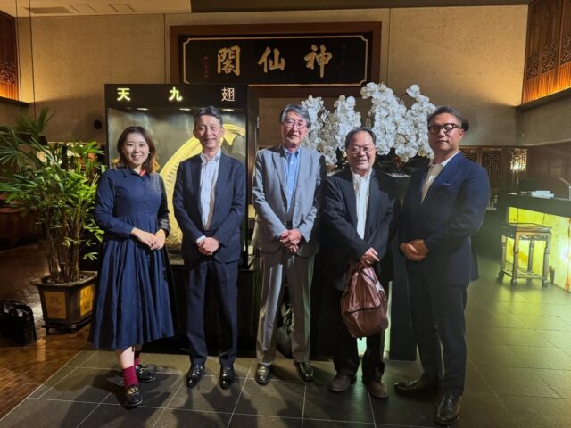 さん無線事業協同組合
第60期決算総会

この総会をもって、
さん無線は扇グループになりました。

東京の重鎮お二方と、こんなに近い距離でお話しさせていただける機会もこれが最後かも…とちょっぴり寂しい気持ちでご挨拶したら、
「呼んでくれたら行きますよ！」って笑顔で言っていただけて、なんだかすごく救われました。

これからの扇グループも
どうぞよろしくお願いいたします！

って、昨年6月ごろに投稿しようとして
できてなかったやつ🤭
またもやいまさら投稿😂
なかなか珍しいメンバーなのでお話聞くのがほんとうにめちゃくちゃ楽しい時間でした。