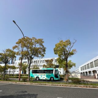 車庫が近いからよくお仕事いただくのですが、
母校からのご依頼があると嬉しいおじょーです🤭笑

おはようございます☀

あっという間に
万博もスタートして1週間以上が経ってますね

すでに万博へお送りお迎えした乗務員さんもいますが
行けばわかりやすかったようで一安心☺️

万博行かれる方は
交通手段に要注意です。
そして、大きなお荷物は持ち込めませんのでご注意ください。
コインロッカー10000円だってよ😱

大阪万博、行く人ー？