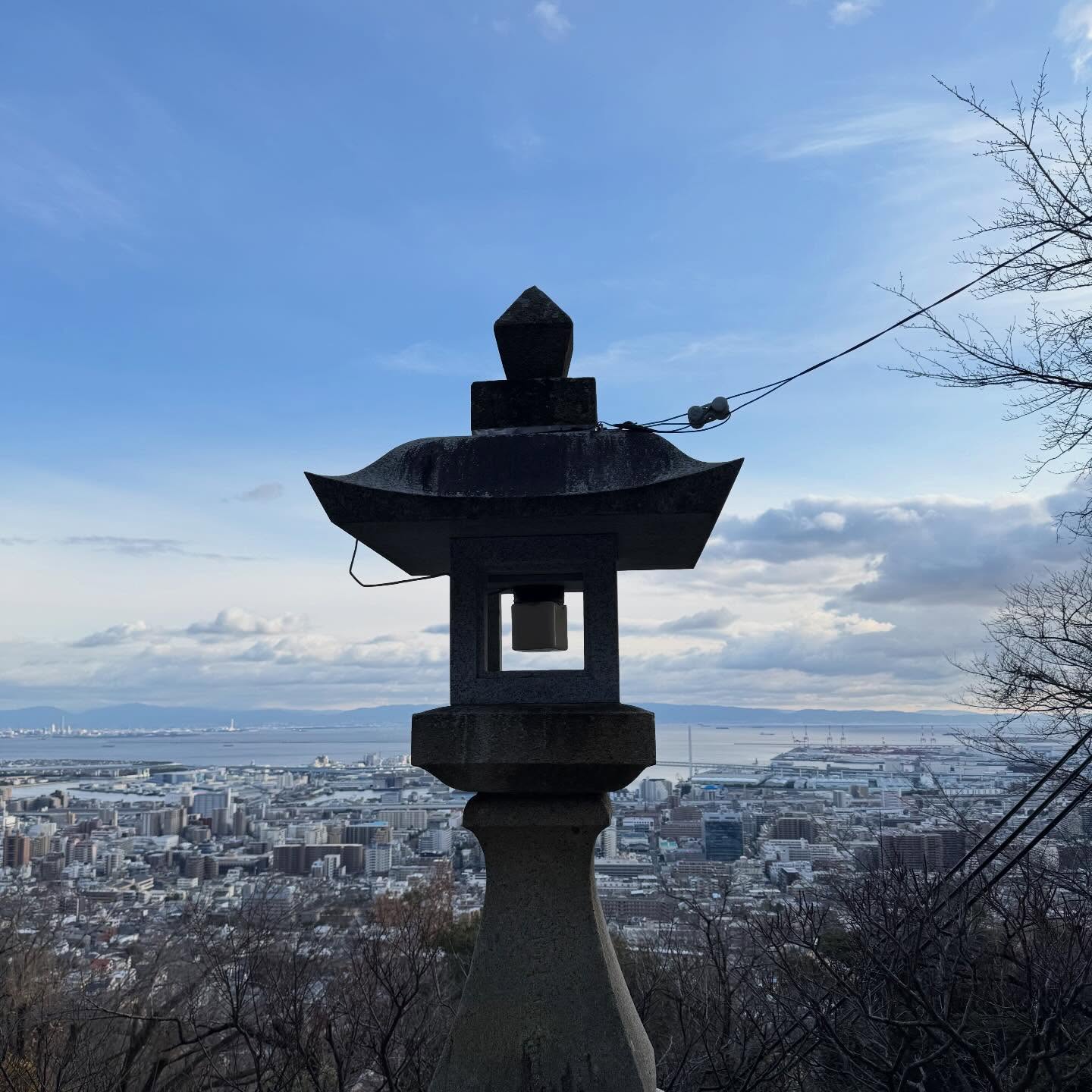 遅ればせながら
新年明けましておめでとうございます
約1年ぶりのInstagram。
新年のご挨拶は、しっかり出遅れました。笑
写真は保久良神社の灘のひとつ火から見る東灘の街並み。
ゼロ磁場やなんやと言われる実はとても神秘的な場所です。
この東灘の地で祖父の代から商売をさせていただき私で3代目。
2026年、厄も抜けたようで
また少しずつ発信していきます。
改めまして本年もよろしくお願いします🤲