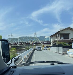 ちょっと前の話
マイクロバスの助手席に乗せてもらいました🚍
大きい車で神戸の狭い山道も
スイスイ走っていく…😳
対向車とのすれ違いや曲がり角も、
見ているこちらがドキドキ。
乗務員さんたちは普段当たり前のように
ナビに頼らず覚えている道に従い進み
狭い道でもするするハンドルをきって運行していますが
改めて運転技術の凄さを感じます。
いつもありがとうございます。
私は隣で
「ここ通るん?まじで???ここまがれるの!?えー!!」と騒いでました😂