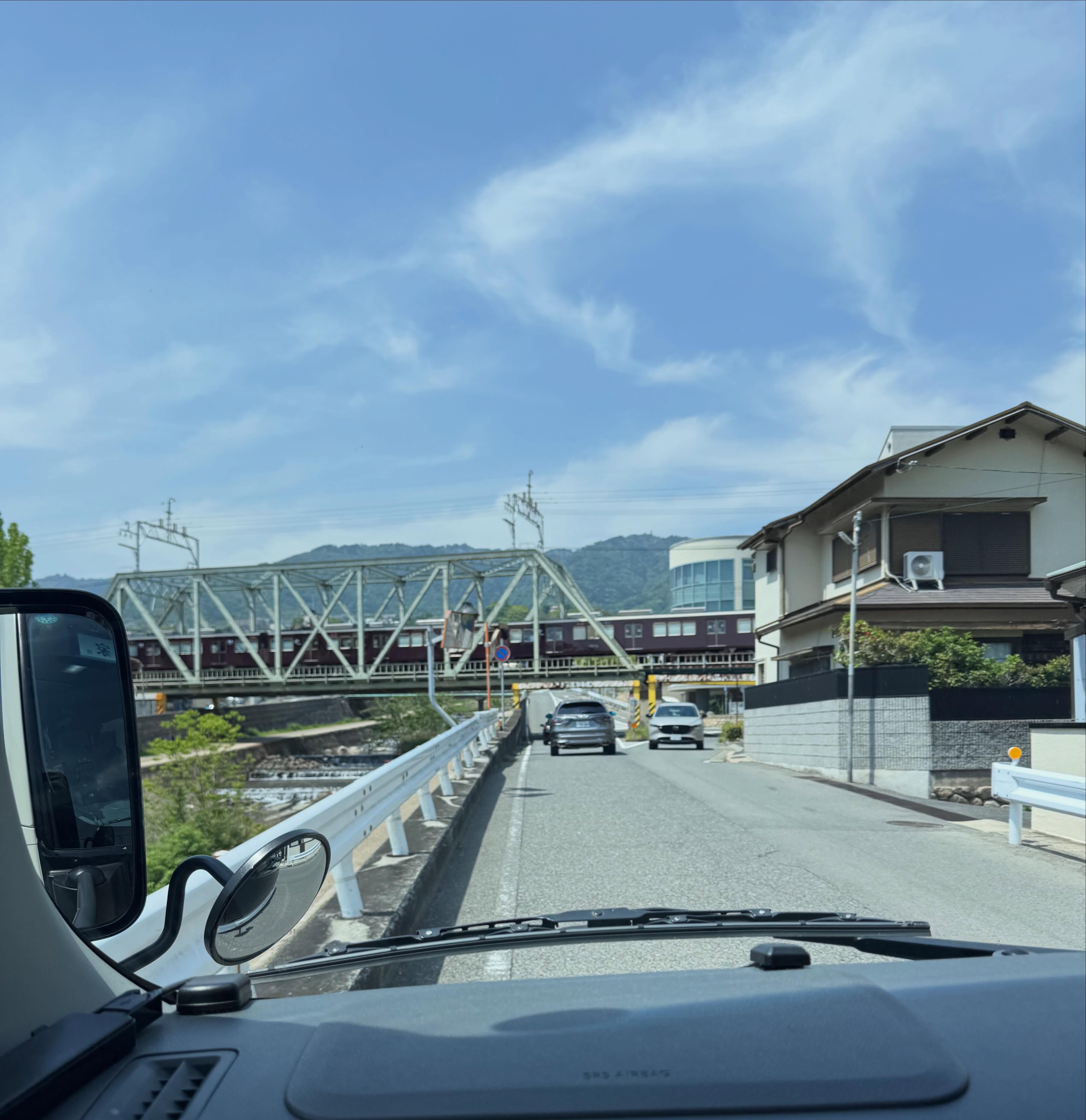 ちょっと前の話
マイクロバスの助手席に乗せてもらいました🚍
大きい車で神戸の狭い山道も
スイスイ走っていく…😳
対向車とのすれ違いや曲がり角も、
見ているこちらがドキドキ。
乗務員さんたちは普段当たり前のように
ナビに頼らず覚えている道に従い進み
狭い道でもするするハンドルをきって運行していますが
改めて運転技術の凄さを感じます。
いつもありがとうございます。
私は隣で
「ここ通るん?まじで???ここまがれるの!?えー!!」と騒いでました😂