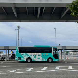 ✈️Welcome to Kobe

先日、神戸空港へお客様のお迎えに行ってきました。

空港って、なんだかワクワクしますよね💓
旅行に向かう人、
思い出を抱えて帰ってくる人、
久しぶりに会う人を迎える人
いろんな思いが交差する場所。

私たちはその旅のスタートをお手伝いしたい。
神戸を訪れる皆さまに、
快適で楽しい旅をお届けできるよう
今日も安全運行でお迎えいたします🚌✨

（再投稿です）