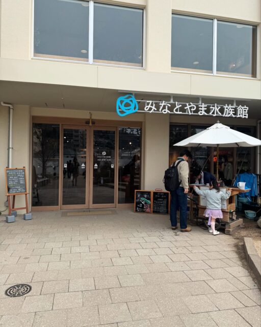 【おじょーのオススメ兵庫】
行ったことある!?
小学校を改装してできた
「懐かしい×楽しい」 水族館!
📍 みなとやま水族館 🐟✨
@minatoyama_jp
娘と何度行っても飽きない…
友達にも「そんなに⁉😂」って言われるくらい
推してます!
💡 おじょーの推しポイント 💡
✅ 小さなあの椅子に座って眺める水族館 🪑🐠
水槽は低めの位置にあって、子どもたちも見やすいよ!
ぼーっと眺めてると癒されます♡
✅ チンアナゴになれる⁉ 🫣
靴を脱いではいるスペースでは子どもたち大喜び😂
✅ ナマケモノや鳥たちと柵なしゼロ距離でご対面🦥
ご飯中のナマケモノが見られたら超ラッキー🍀
✅ 釣ったニジマスをその場でサクッとフライに!
頭から尻尾まで丸かじり!お昼ご飯はこれでOK
✅ 給食室がクラフトビール工房に!?
窓から覗いてみてね👀✨
@openair.brewing のユニークなビールが飲めるよ
ニジマスフライと一緒に食べたらもう最高🍻🤭
✅ めちゃくちゃいい香りのハーブ屋さん🌿
自家製ハーブティーも絶品😋
毎日ワークショップも行ってるから覗いてみてね
@herbshop.naturestudio
ちょっとアクセスが悪いので、
タクシーで行くのがオススメ🚖
❥-❥-❥-❥-❥
#神戸 #kobe #みなとやま水族館 #水族館巡り #水族館好き #神戸観光 #兵庫観光 #子どもとお出かけ #ファミリー旅行 #週末のお出かけ #おじょーのオススメ兵庫
#観光タクシー #貸切タクシー #旅行好きな人と繋がりたい