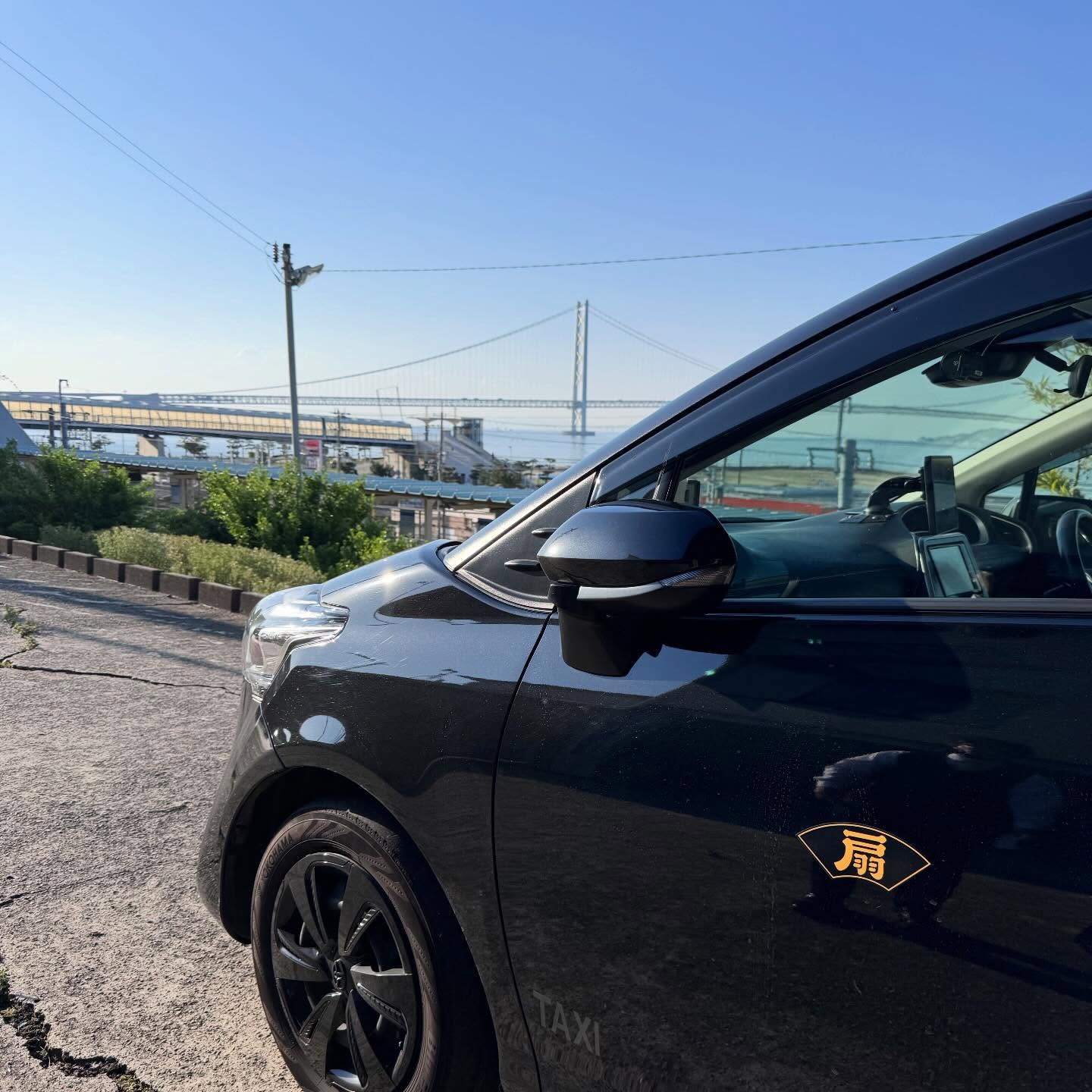 明石海峡大橋とパシャリ📸

景色が良い立地に車庫がありまして
晴れた日は気持ちがいいですね。

今日入学式の学校さんも多いのかしら？
桜が残っているし、素敵なお写真が残せますように。

今日も1日の安全に🌸