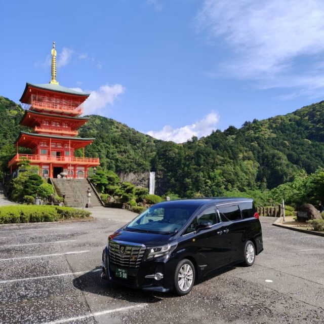 扇観光のアルファードさん。

連休中は、とあるご夫婦の
ご旅行のお供をしておりました✨

伊丹空港から関西を巡って、
セントレアまで。

担当の乗務員さんは旅行好きで、
おすすめスポットや道中のお話も交えながらご案内✨

雨予報とにらめっこしながら、
少しでも快適に楽しんでいただけるよう
ルートや立ち寄り先も工夫してくださいました☔️🌤️
（いつもありがとうございます）

“移動”というより、
旅そのものを楽しんでいただける時間になりますように💖

旅先で“移動時間”も楽しみたい派の方は
ぜひ扇観光にご用命ください🪭