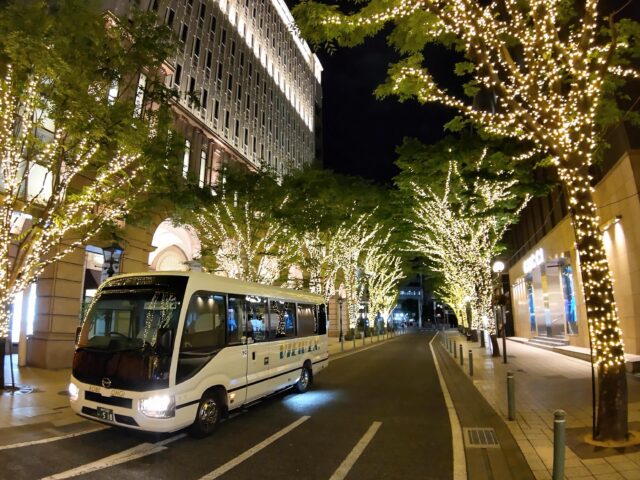 きらめく街並みの中を走る
弊社のジャンボハイヤー✨

昼間とはまた違う表情を見せる神戸の街
目的地へ向かう移動の時間も、
旅の楽しみのひとつになりますように☺️

乗務員さんが撮ってきてくれた
お気に入りの一枚です📸