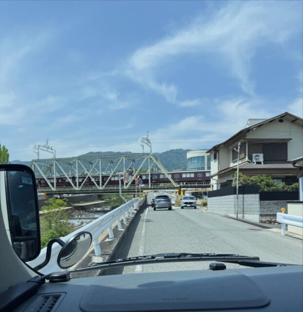 ちょっと前の話
マイクロバスの助手席に乗せてもらいました🚍
乗ってみて改めて思ったのは…

大きい車なのに、
狭い山道もスイスイ走っていくこと😳

対向車とのすれ違いや曲がり角も、
見ているこちらがドキドキ。

乗務員さんたちは普段当たり前のように運転していますが、
改めて技術の凄さを感じます✨

私は隣で
「そこ行くん！？まじで？？？」と騒いでました😂